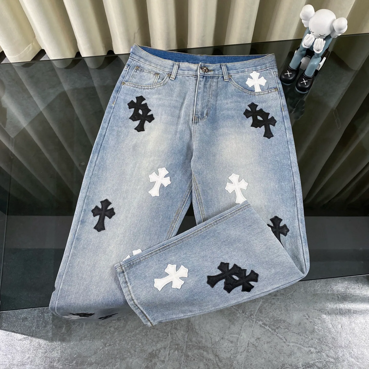 P240 CH Chromehearts black and white cross patch leather jeans, priced at 34W level, patchwork cross pattern embellishment, washed jeans! ! An absolutely high-end luxury product, a 1.9W-level god-level single product, a super popular product, made by top heavy industry, a magic weapon that cannot be missed! [About Zangyin] This is an extremely luxurious fashion brand that can also be called the aristocracy of the high street. It has always been an exclusive brand for some hipsters or rich second generations. Compared with ordinary high streets, it is more luxurious and noble. Compared with luxury brands, it is more fashionable and individual. It has always been a brand that I have a special liking for. [Top heavy industry fashion design] Consistently high-street luxury style. Speaking of this style, the Zangyin family and GU family are definitely the leading representative brands. Especially the Zangyin family has really achieved a state-of-the-art effect in creating high-street style. The unique washed material is used to create this style. The color system is already quite eye-catching. After it is decorated with patchwork cross flowers, it cleverly highlights the charm of the brand. Secondly, this style uses classic The high-waist cutting design highlights the long legs and fashionable temperament of the upper body. The brand is highly recognizable and the slim fit configuration is more suitable for daily wear. It is a product that interprets personality, fashion, and specifications at a glance. This single product is enough to make any fan excited. It can be a white T-shirt for a youthful college style, or a tight suspender for a royal style. It has strong matching ability and can be easily controlled by men.  [Materials and craftsmanship] Needless to say, this point goes without saying. As an excellent craftsman brand, Zangyin’s requirements for details and craftsmanship are really perfect. The washed color of this model has gone through so many processes, not to mention the embellishment of denim appliques. It is also purely hand-made and sewn. Just like what they believe in, only hand-made things have soul and have the meaning of wear. A top-notch heavy-duty fashionable denim item, I look forward to your perfect interpretation! !  Color: blue Size: 28-36